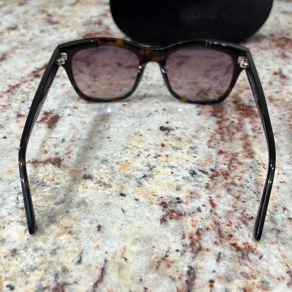Like New! Tom Ford Lauren Sunglasses in Dark Havana. (6468992941) - Picture 4 of 9